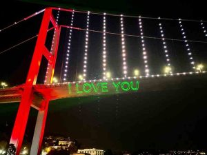 lazerli gösterisi eşliğinde evlilik teklifi